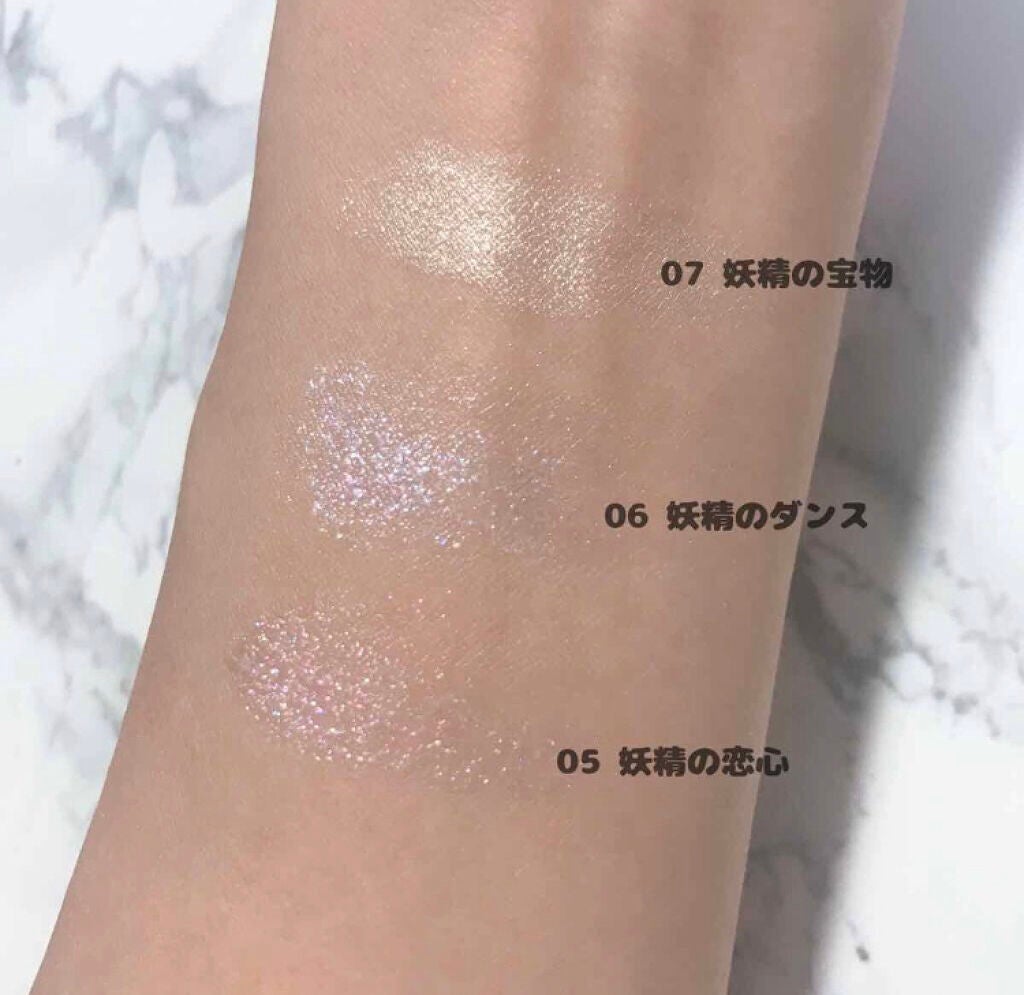 「変幻自在の美しさが人気のヒミツ。輝くラメアイシャドウで誰よりも目立っちゃおう♡」の画像(#100376)