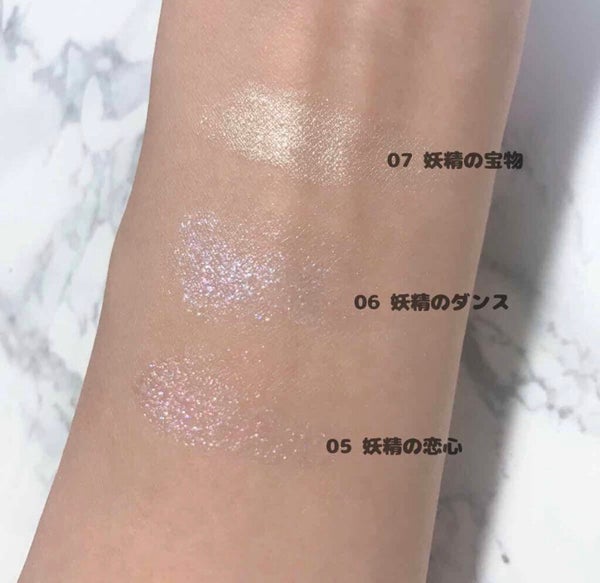 「変幻自在の美しさが人気のヒミツ。輝くラメアイシャドウで誰よりも目立っちゃおう♡」の画像(#100376)