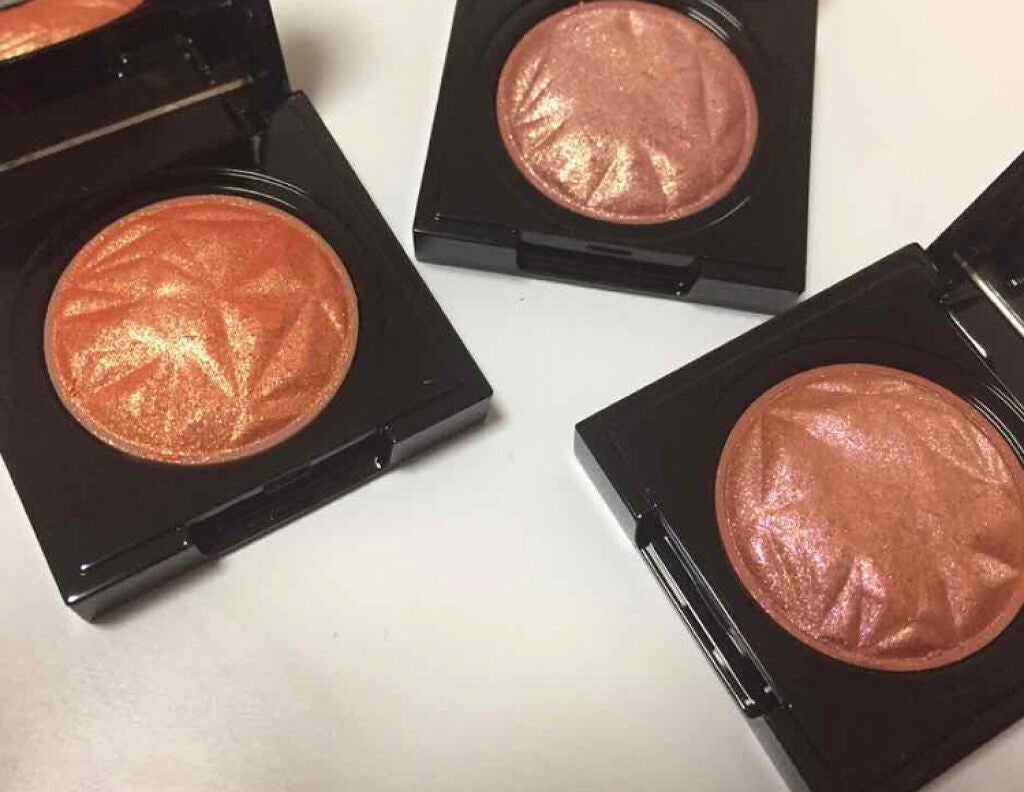 「変幻自在の美しさが人気のヒミツ。輝くラメアイシャドウで誰よりも目立っちゃおう♡」の画像(#100377)