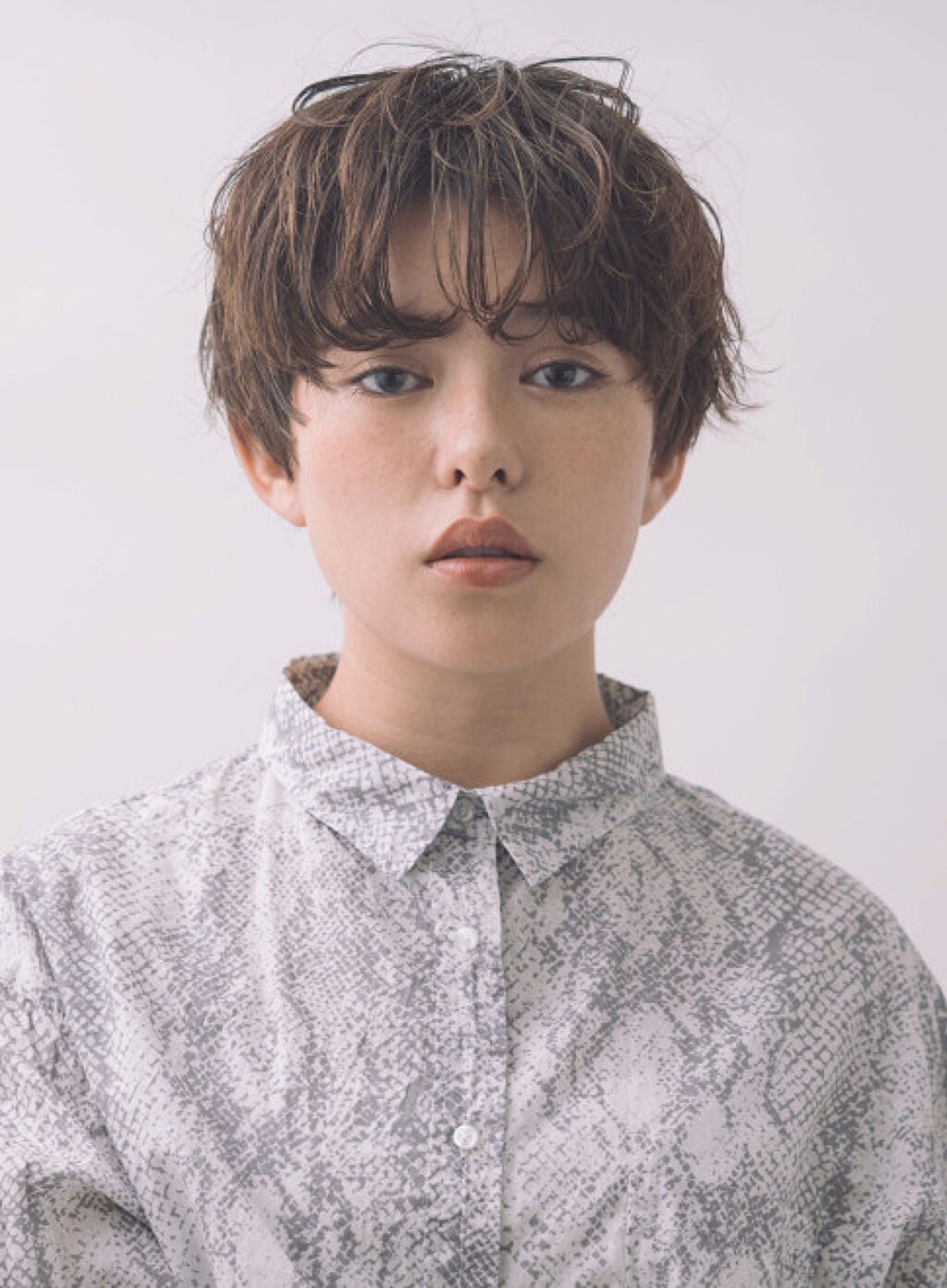 「リアルに使えるブラウンリップのメイク術。春夏から秋冬まで使える万能カラーで"最強の私"に。」の画像(#114930)