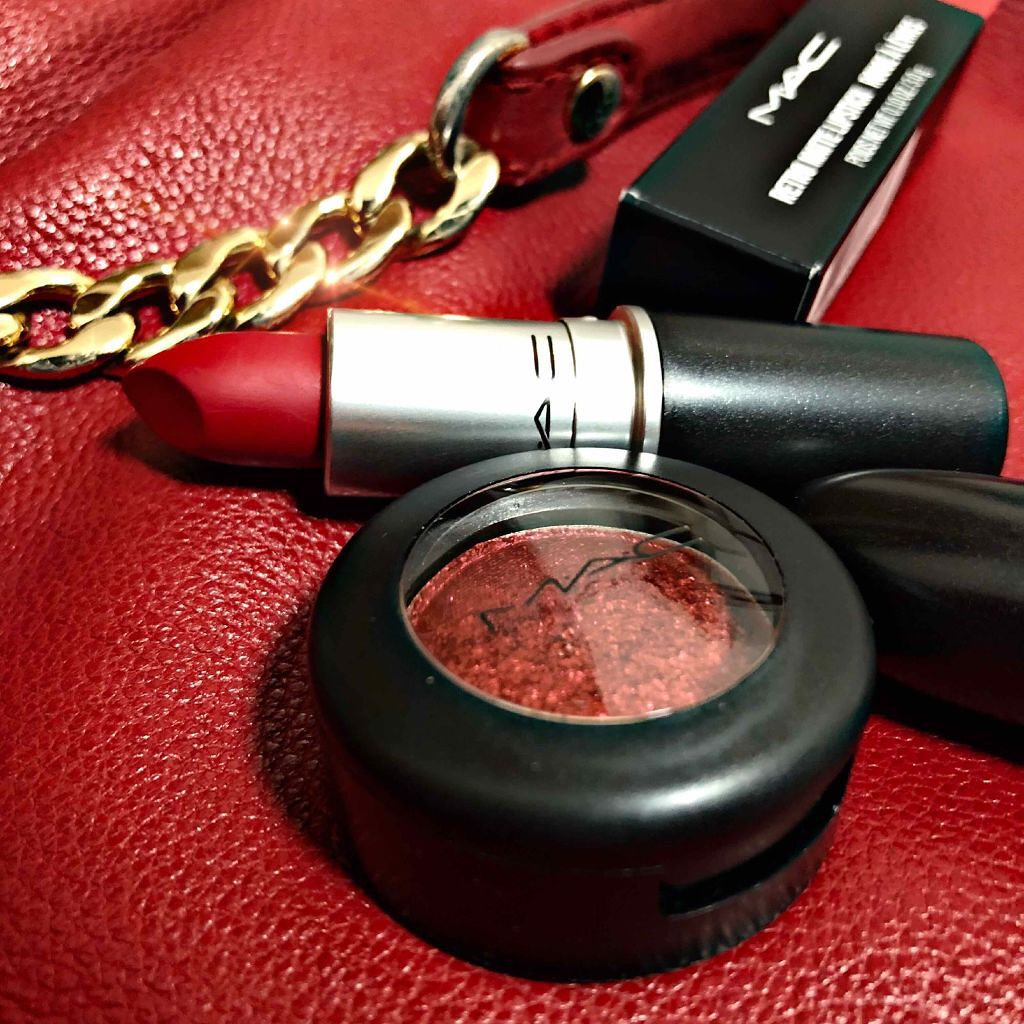 「ホリデーシーズンは"赤"が主役！ワンポイントのレッドにお熱です♡」の画像（#116787）