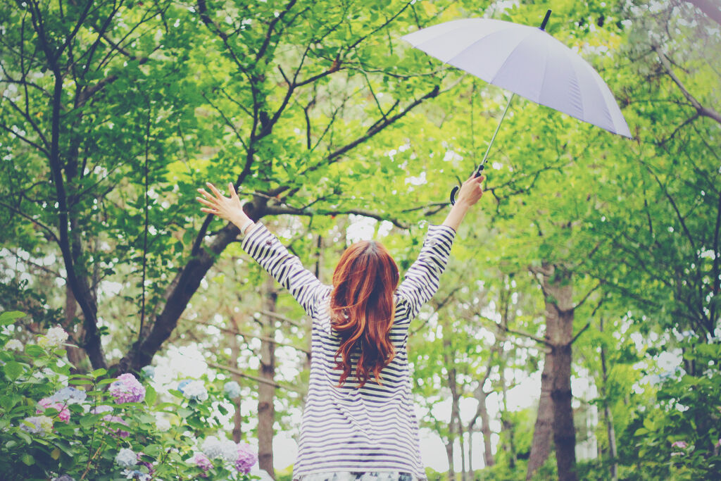 もうすぐ梅雨到来!湿気でまつ毛を上げにくい日の解決策と最強カールキープマスカラまとめの画像