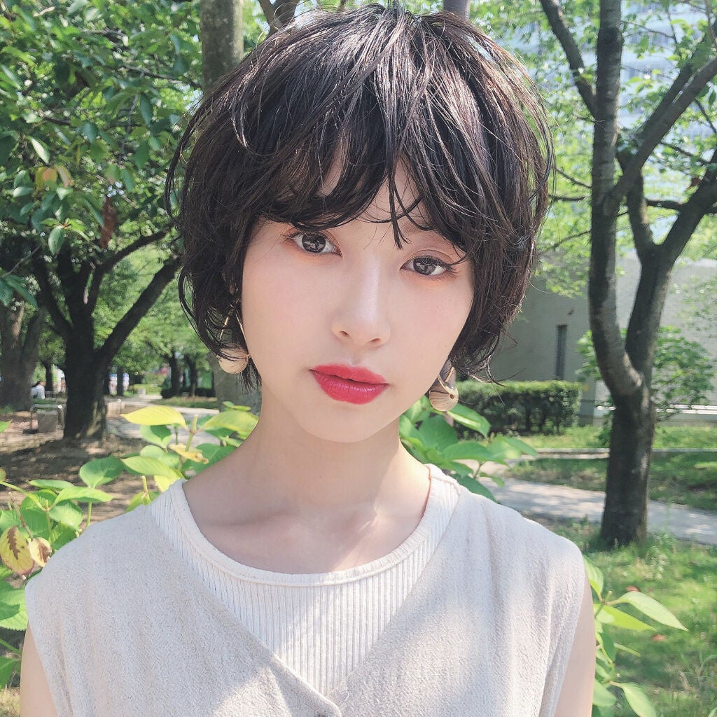 ショートカットで色白の女性