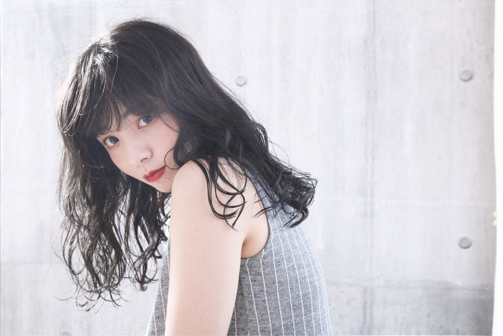 色白ロングヘアーの女性