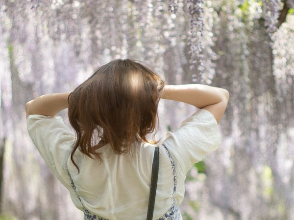 後ろ姿から感じる大人の色気。ヘアオイルで思わず触りたくなる髪の毛に♡の画像