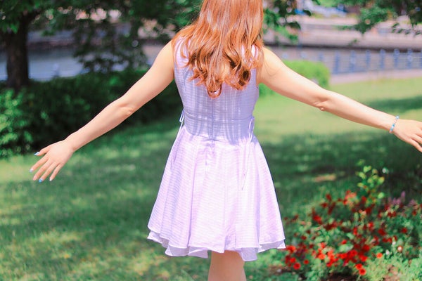 両手を広げている女性