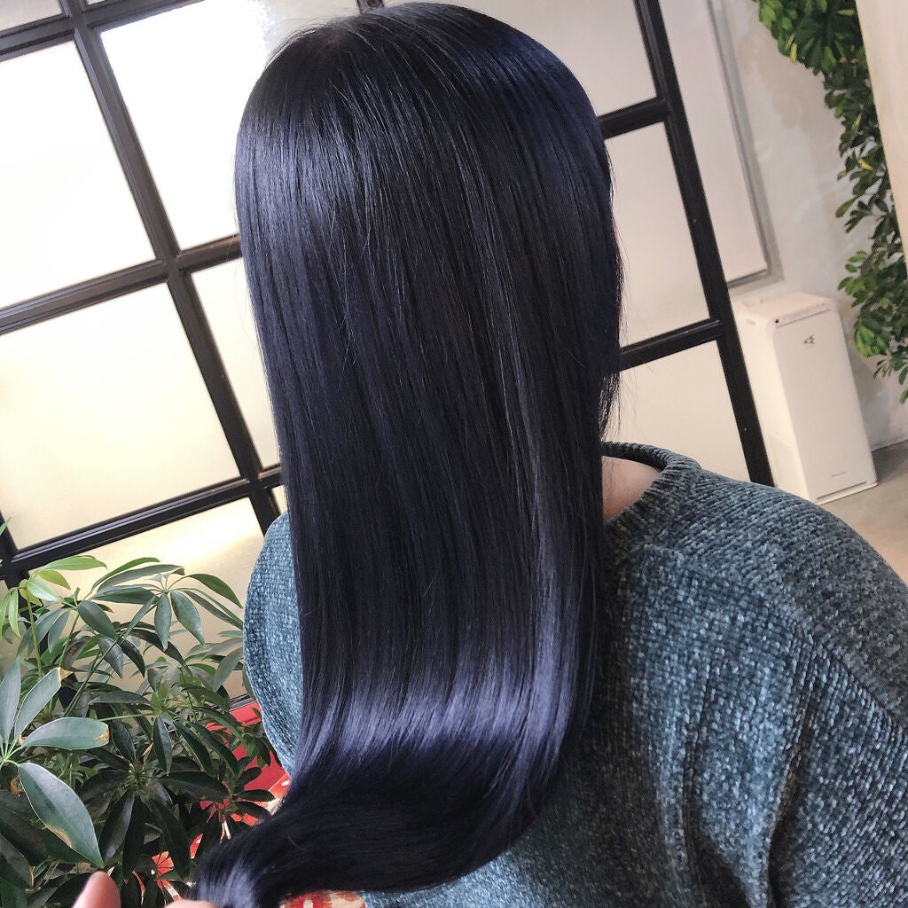 黒髪ロングヘアの後ろ姿