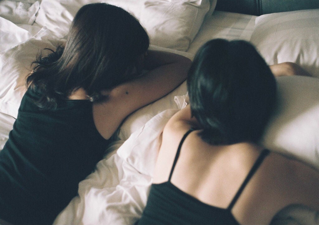 ベッドに横になる女性