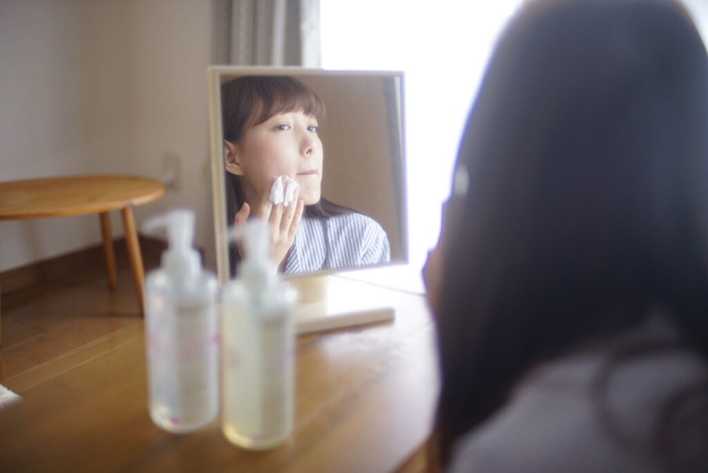 化粧水を塗布する女性