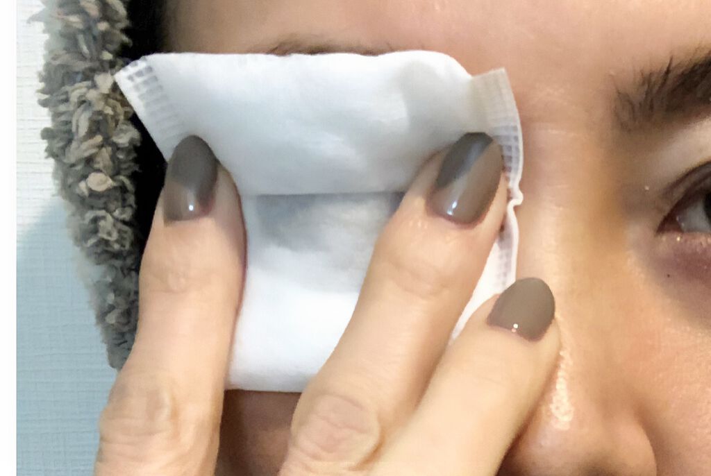 目元にコットンをあてる様子