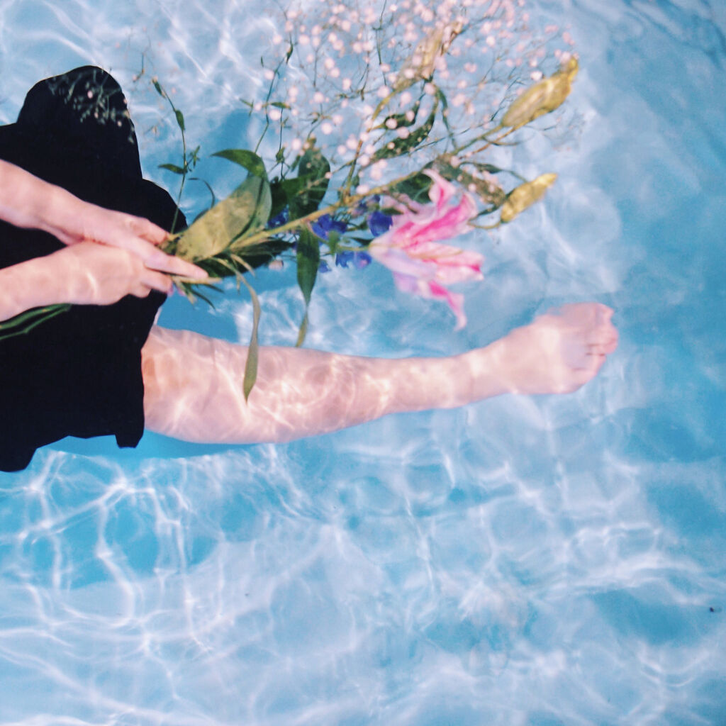 「夏の風物詩であるプールや海を楽しみたいあなたへ♡ウォータープルーフコスメでメイク崩れを防ぎましょう」の画像（#160444）