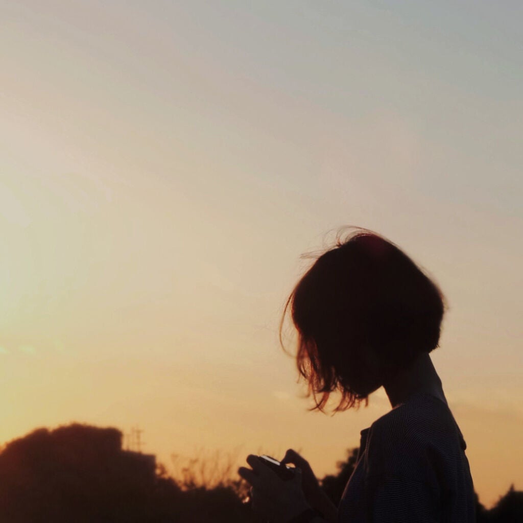 視線、逸らせない。目を引くあの子は"色の影"を仕込んでいた!の画像