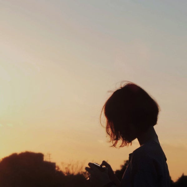 視線、逸らせない。目を引くあの子は"色の影"を仕込んでいた!の画像
