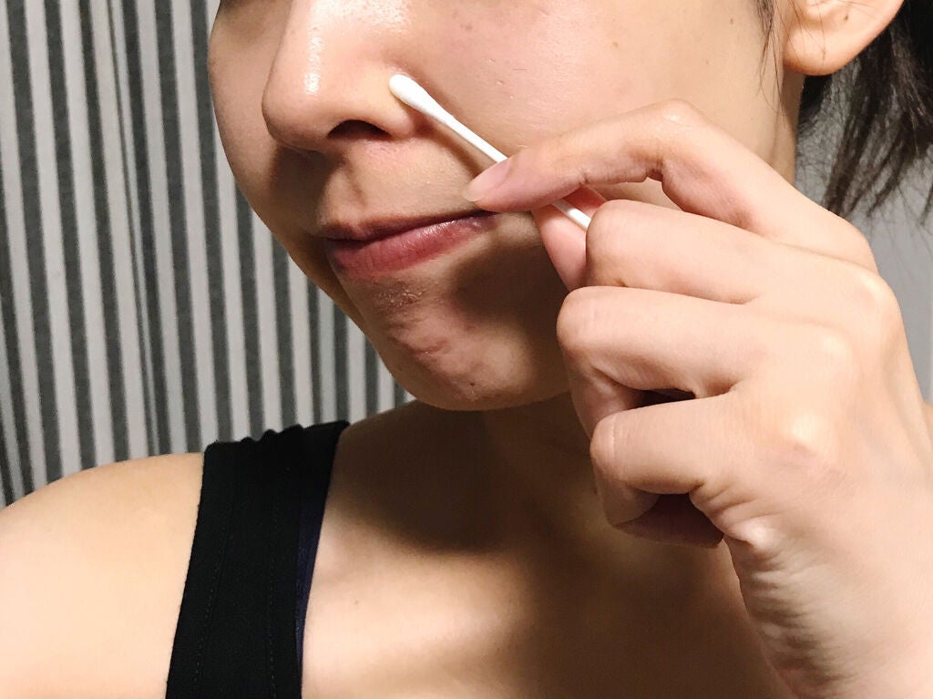 綿棒で小鼻をこする様子