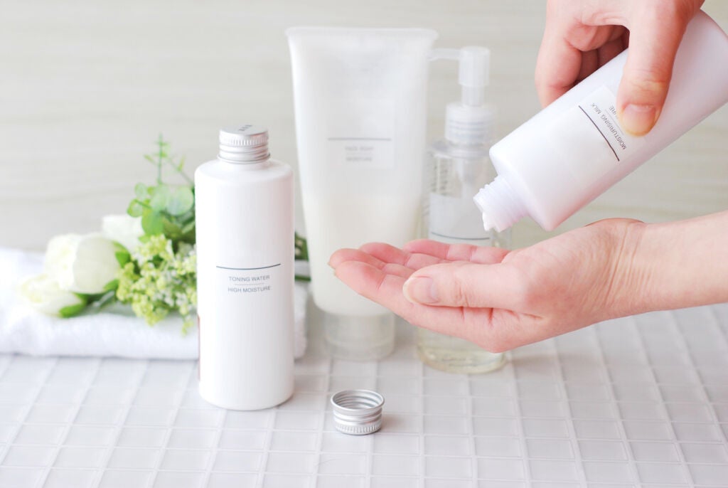 乳液を手に取る様子