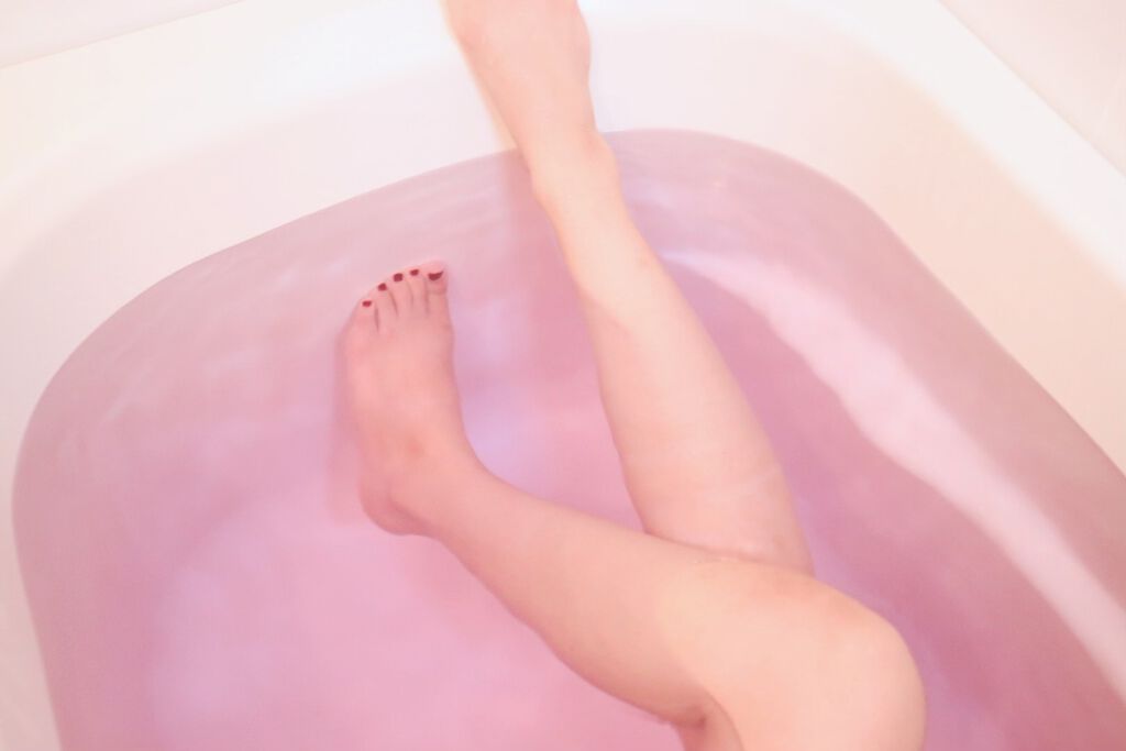 お風呂に入っている女性の足