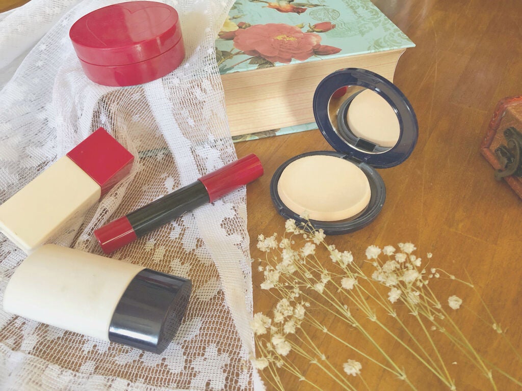 【メイクスポンジの使い方】メイク中やその他の使い方もご紹介!洗い方や保管方法もお届けの画像