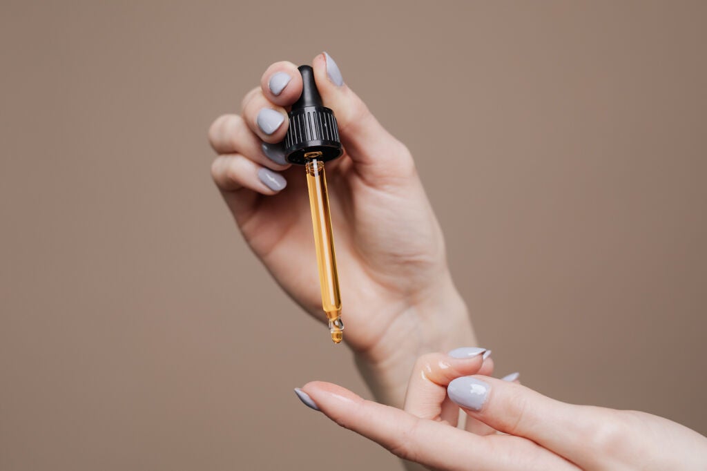 椿油の《11通りの使い方》を解説!髪、顔、全身に使えるマルチなおすすめ椿油3選の画像