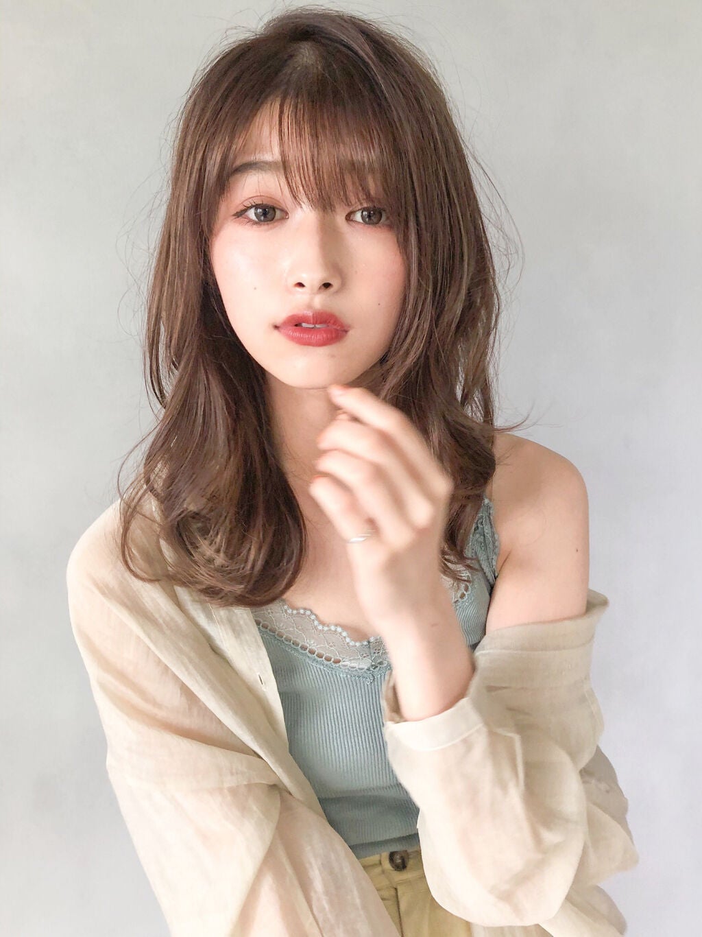 ゆるふわパーマのロングヘアの女性