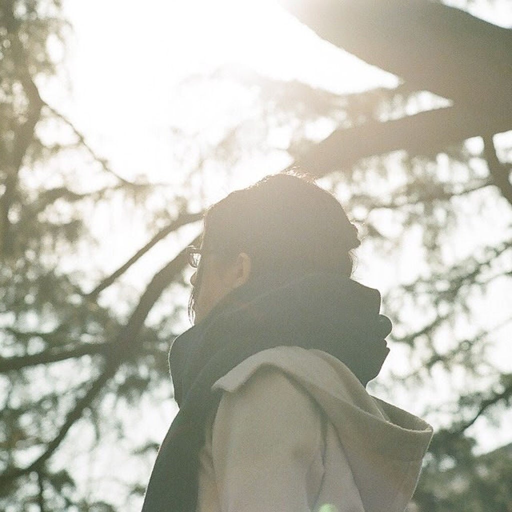 空を見上げる女性