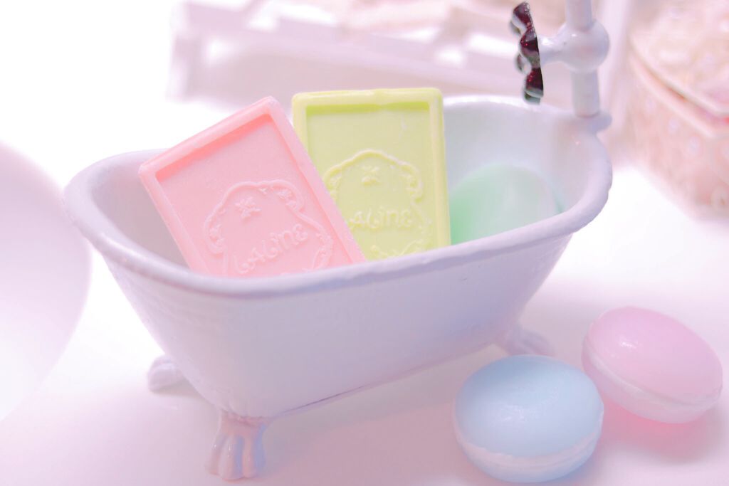 風呂型の容器に入った石鹸