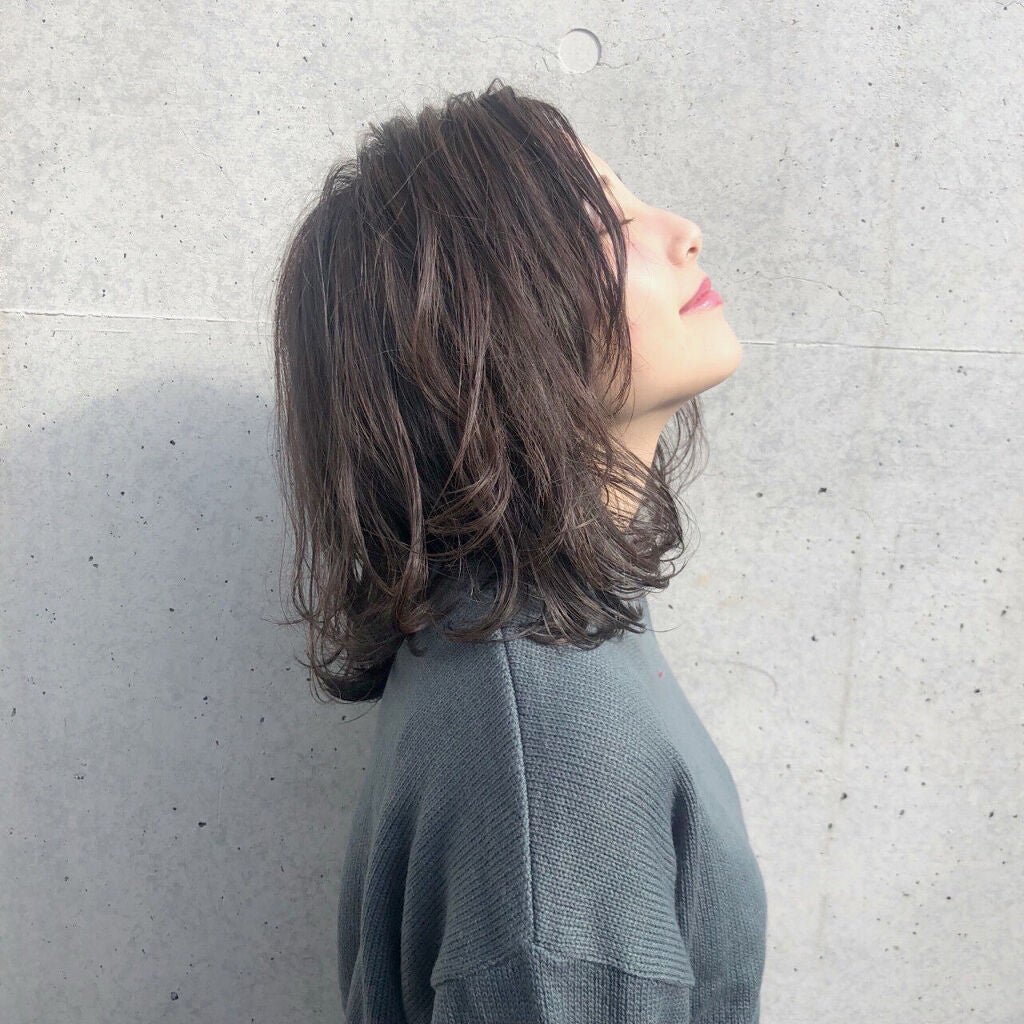 太陽の光を浴びる女性