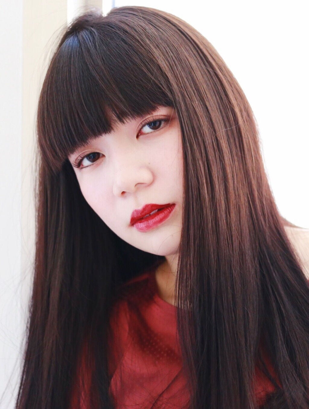 赤いリップの女性