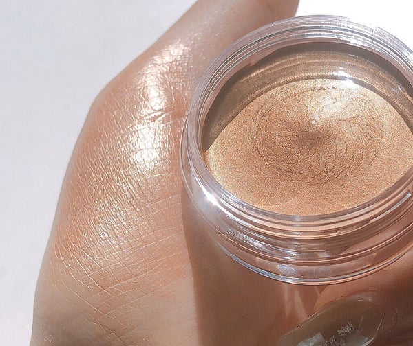 「【アイシャドウの使用期限】気にしないのはNG!未開封・未使用の手放し時期≪使い切れないコスメ使用期限過ぎたら?≫」の画像(#206209)