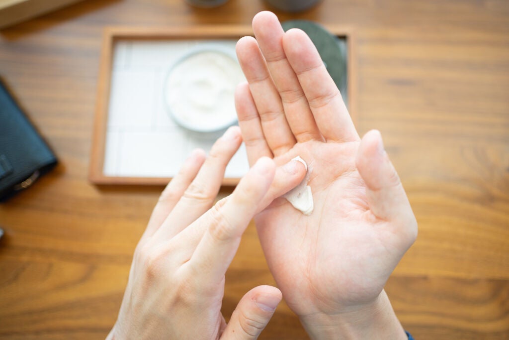 シャネルのたまご型ハンドクリームの使い方|黒と白の違いや香りまで全4種類を徹底比較!の画像