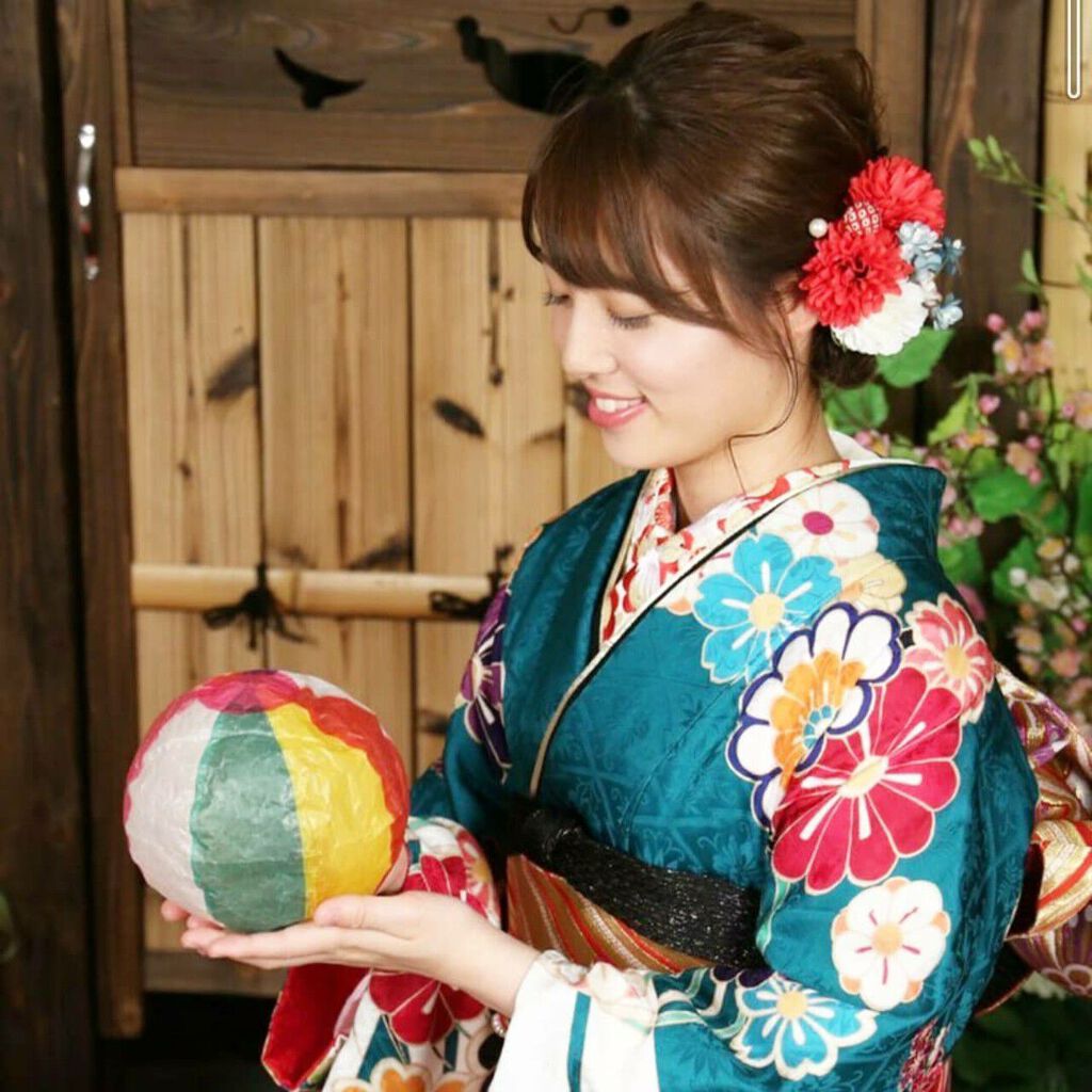 「成人式メイクを自分で可愛くするコツは?|一重などまぶた・振袖の色別のおすすめコスメも」の画像(#213230)