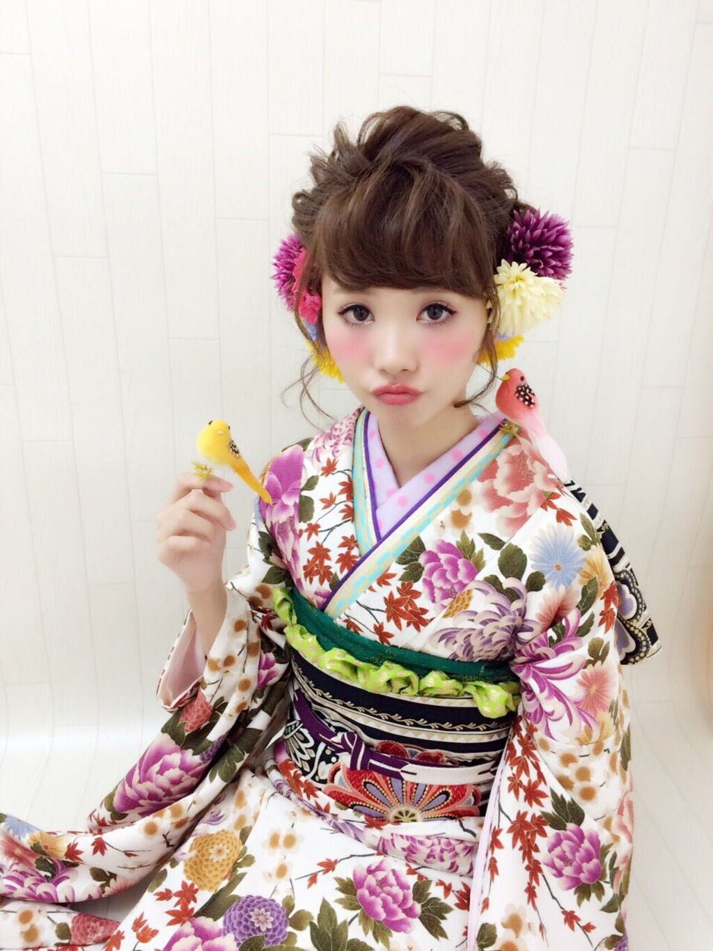 「成人式メイクを自分で可愛くするコツは?|一重などまぶた・振袖の色別のおすすめコスメも」の画像(#213377)