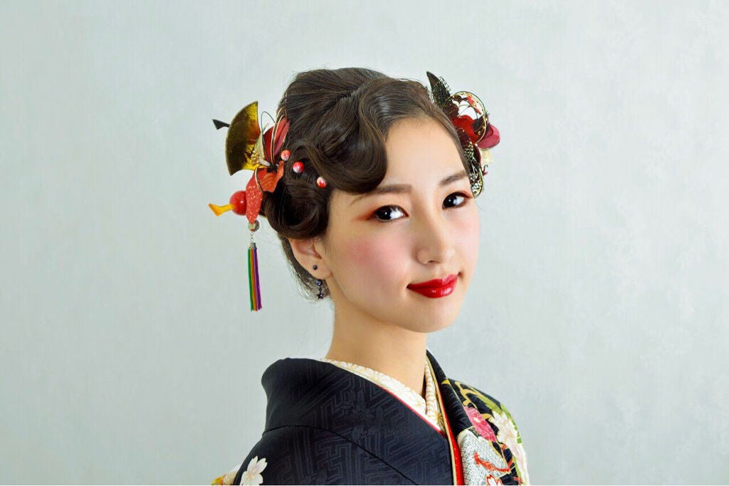 「成人式メイクを自分で可愛くするコツは?|一重などまぶた・振袖の色別のおすすめコスメも」の画像(#213624)