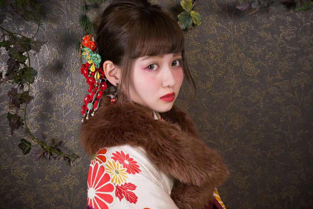 「【2022年】成人式メイクを自分で可愛くするコツは?|一重などまぶた・振袖の色別のおすすめコスメも」の画像(#214628)