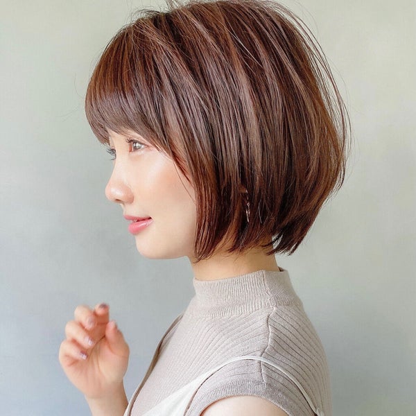 ボブヘアの女性の横顔