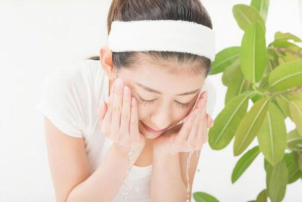朝は洗顔しない方がいい?ぬるま湯だけでもOK?メリットデメリットを解説!の画像