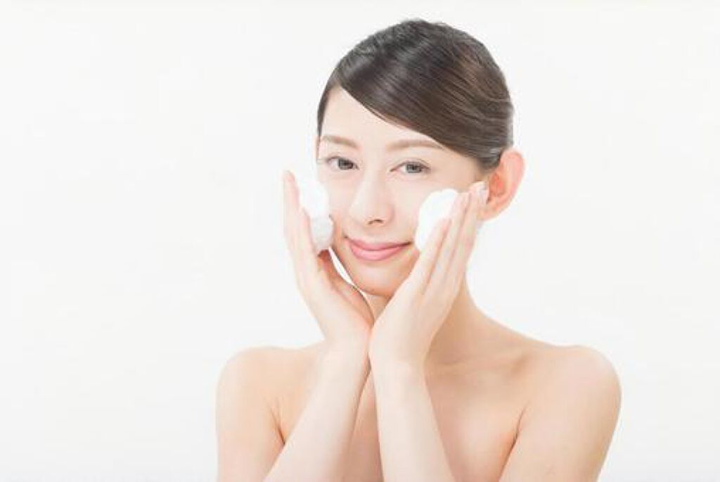 朝は洗顔しない方がいい?ぬるま湯だけでもOK?メリットデメリットを解説!の画像