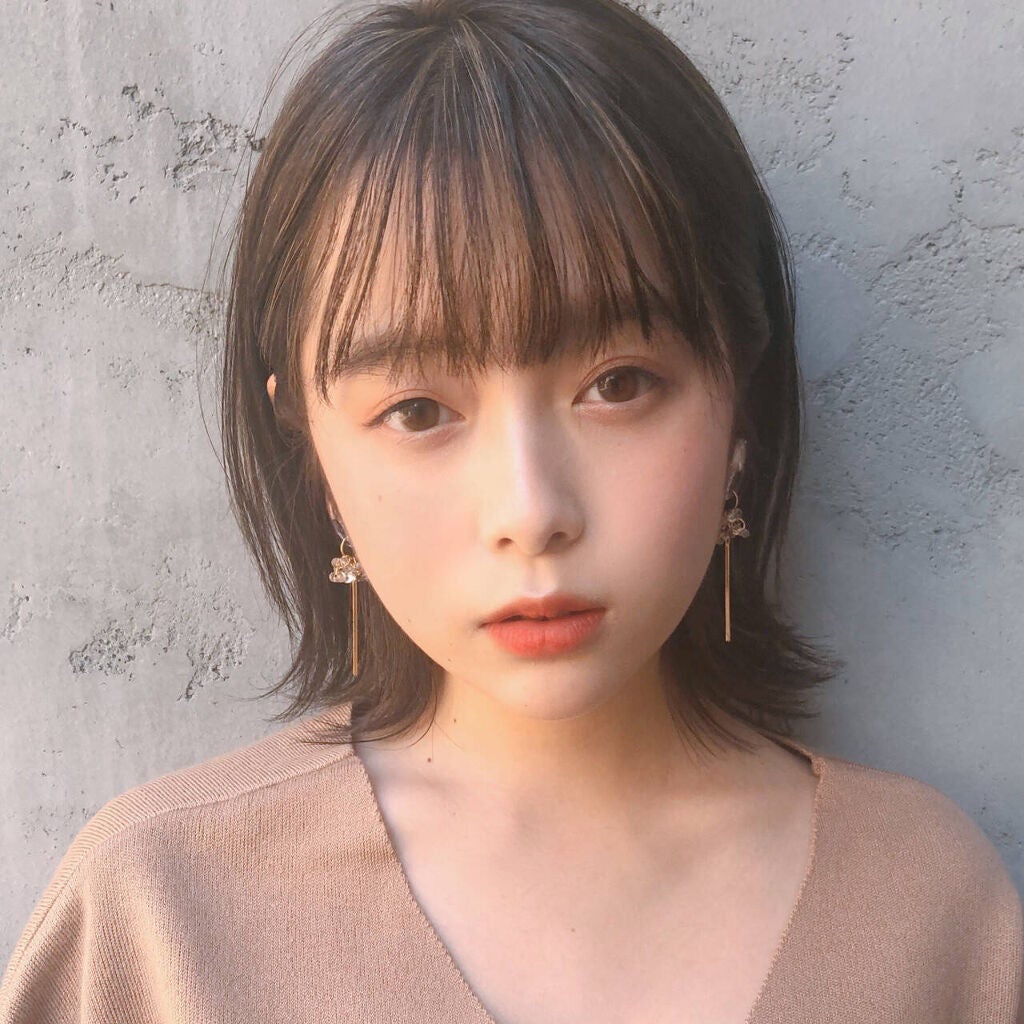 外ハネのボブヘアの女性