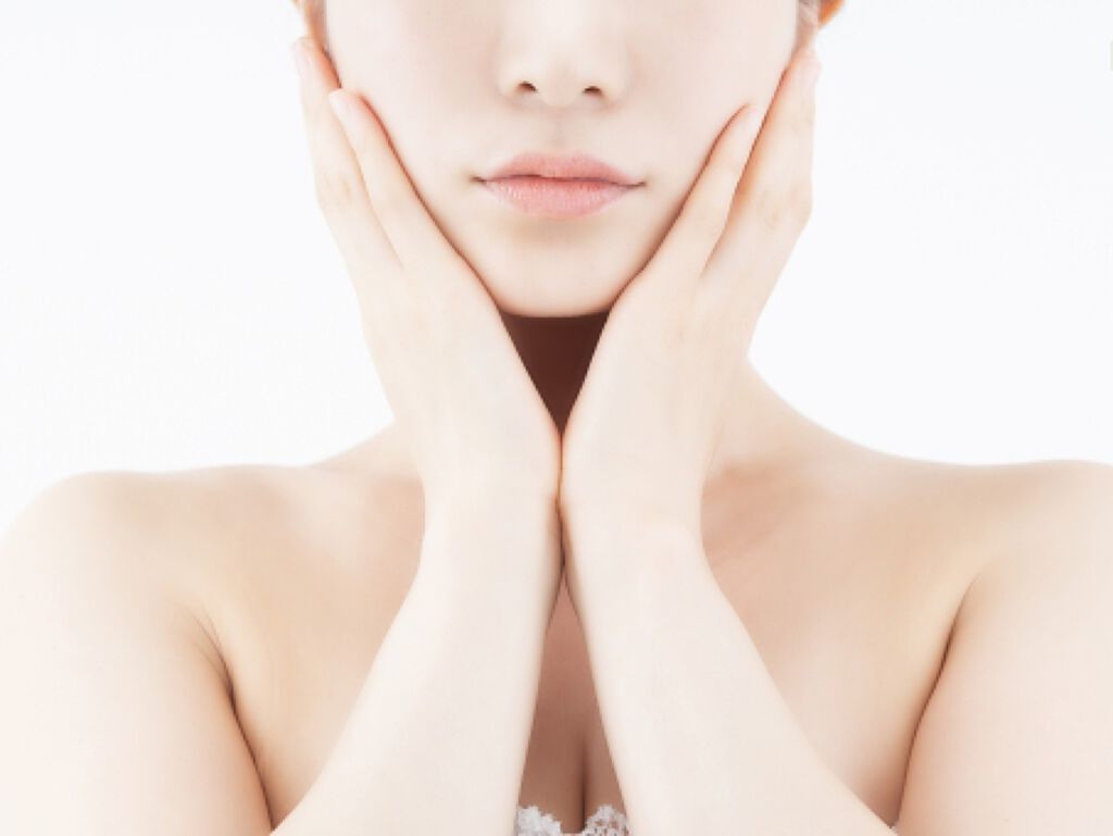 顔のテカリや皮脂を抑える方法とは？べたつく顔におすすめの化粧水10選の画像