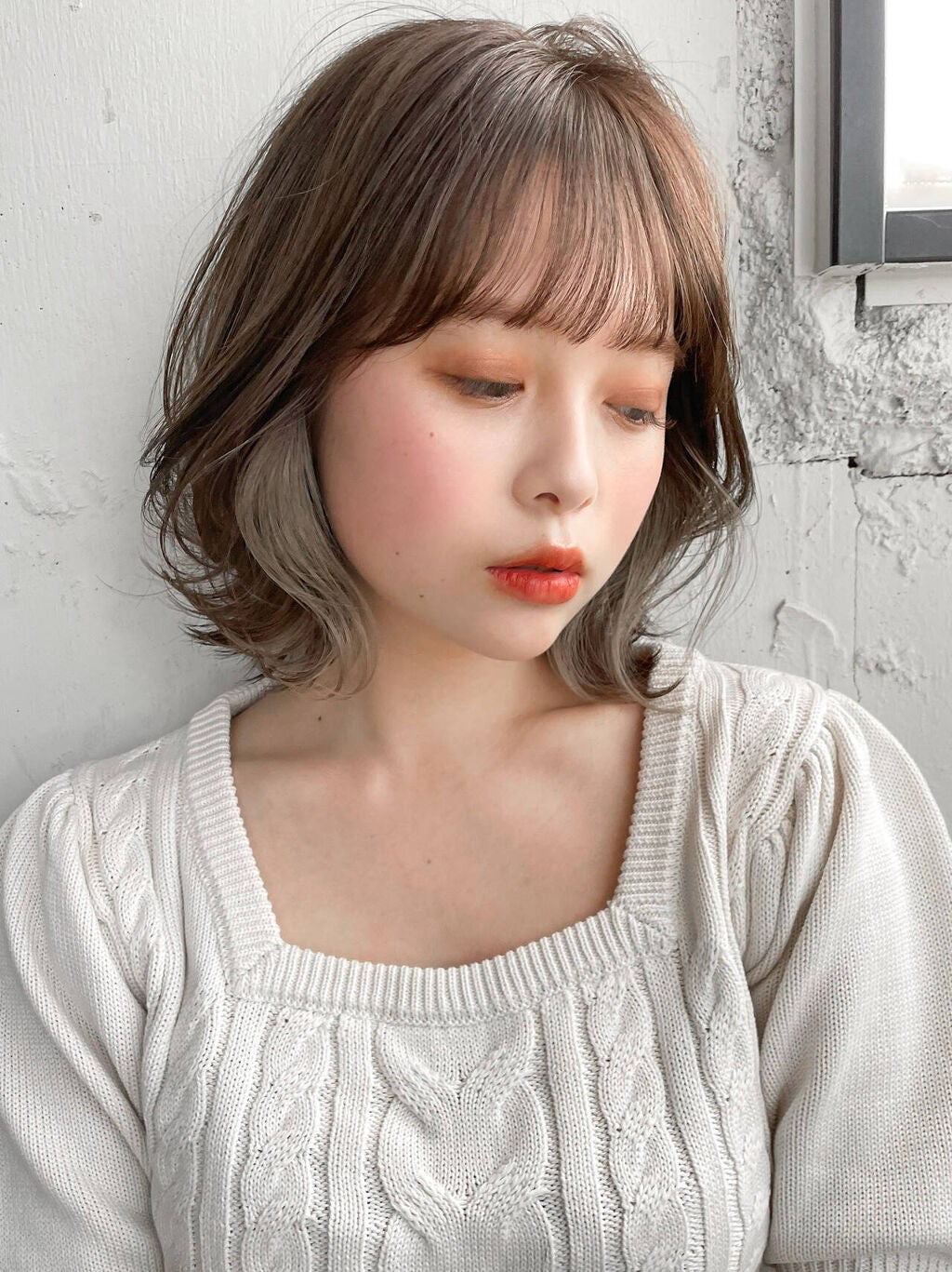 斜め下を見つめる女性