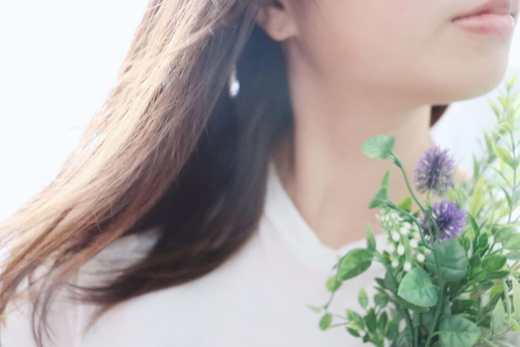 野花の花束を持った女性