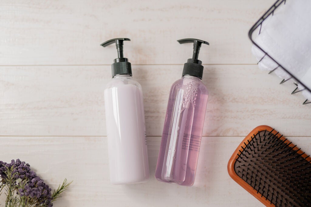 シャンプーボトルとヘアブラシ
