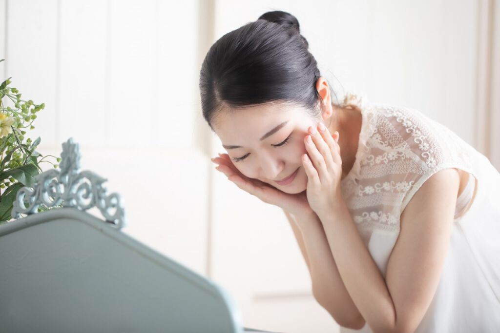 顔を洗う女性