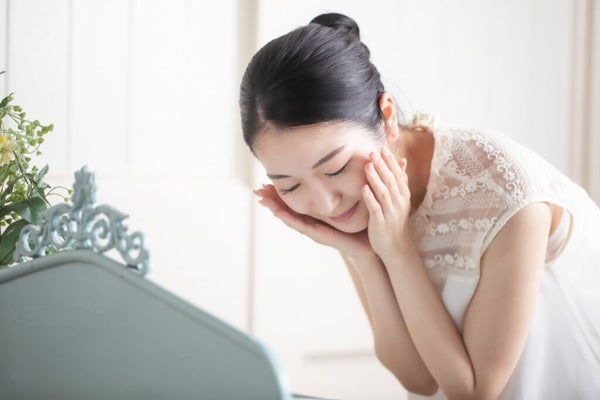 顔を洗う女性