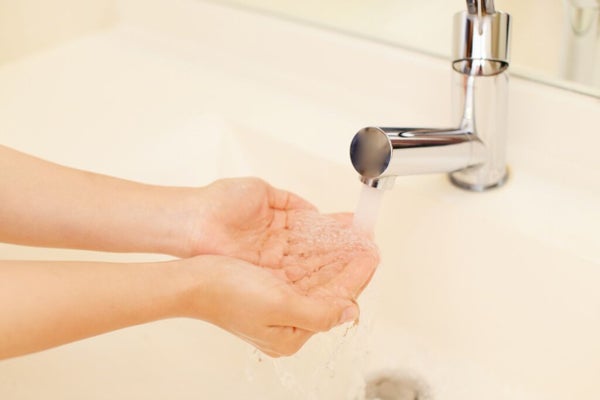 洗面台で水を貯める手