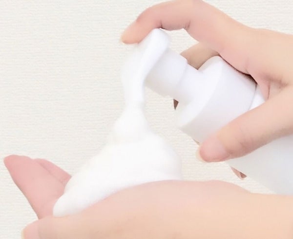 洗顔フォームを出す手元