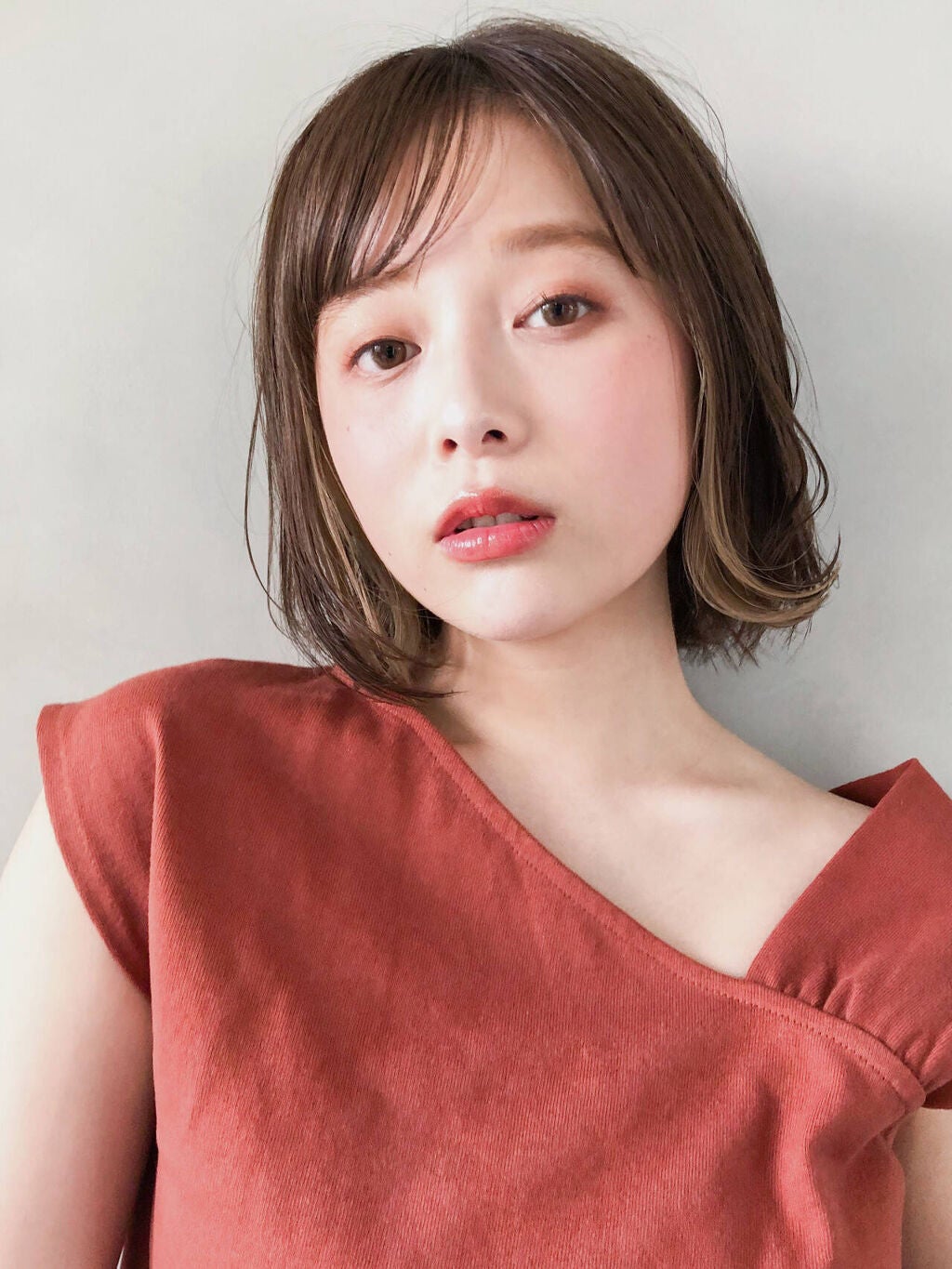 「赤茶リップで大人なトレンド顔に《デパコス・プチプラ別》人気おすすめのコスメ14選」の画像(#240847)