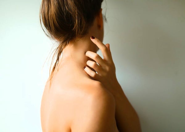 目指せ背中美人♡背中のニキビ跡のケア方法とは?効果的な予防方法も解説の画像