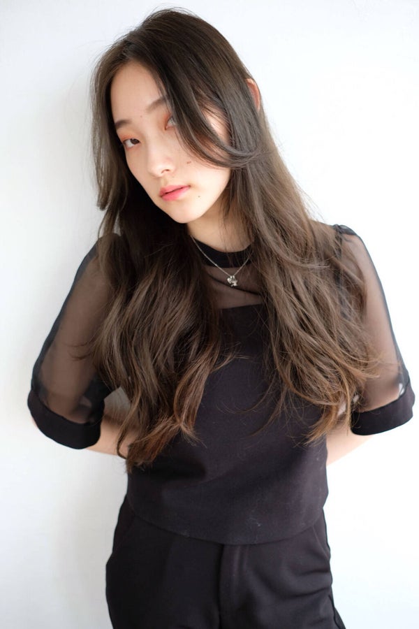 「静電気で髪がひどいことに…静電気が起こる原因や髪をぺったんこにさせない10つの対処法」の画像(#244219)