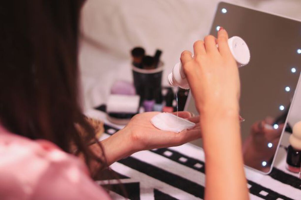 眉毛のニキビをなんとかしたい!気になる原因とケア方法をご紹介♡の画像