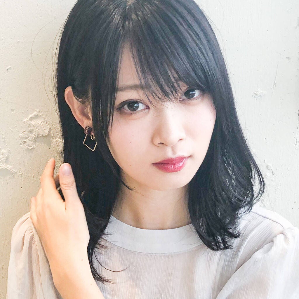 「前髪のくせ毛がひどい…うねりや割れる原因を解説!くせ毛を活かす方法も紹介」の画像(#552740)